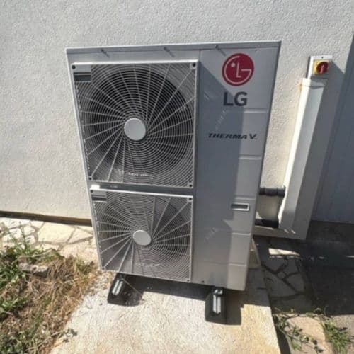 Pompe à chaleur air/eau LG Therma V installée à l’extérieur, le long de la façade d’un logement.